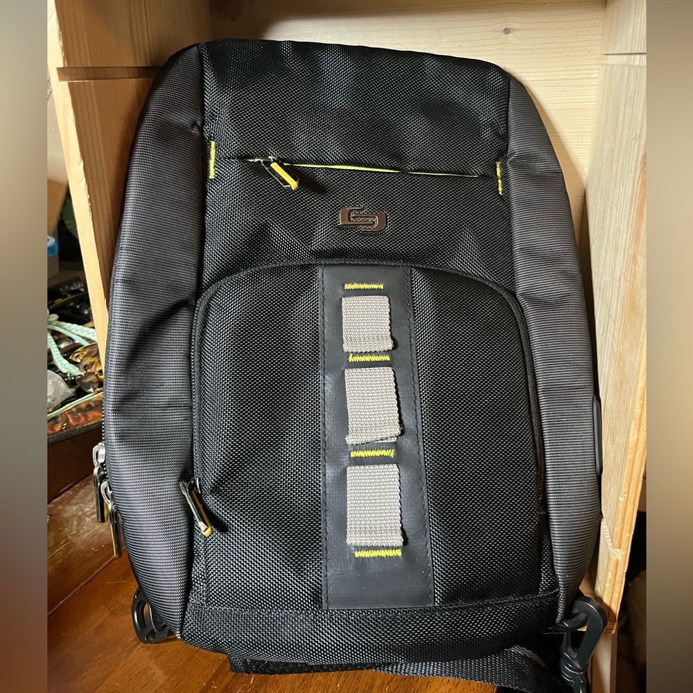 Solo - Storm Sling Case for Most Tablets Up to 10.2" Black/Green